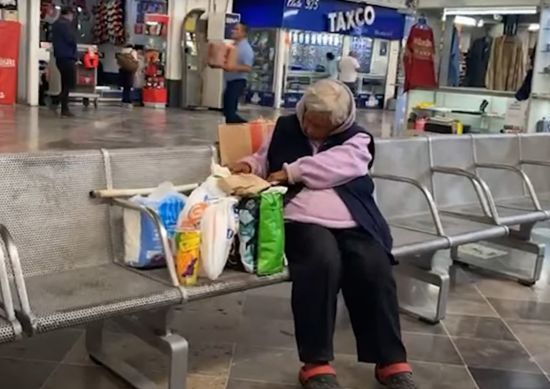 78-річна бабуся два роки живе на автовокзалі в очікуванні, коли за нею приїдуть діти – фото