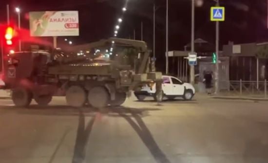 Поводяться так, наче їм можна все: у Маріуполі російські військові протаранили цивільну автівку (відео)