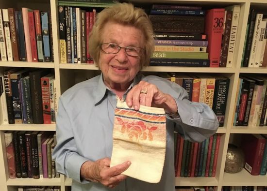 В Нью-Йорку померла відома у США сексопатологиня: її поховали з мочалкою (фото)