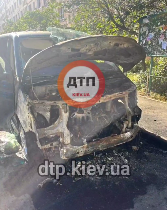 В Києві невідомі спалили автівку військового, який приїхав на лікування (відео)