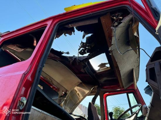 На Херсонщині росіяни скинули вибухівку на рятувальників, які приїхали гасити пожежу після обстрілу (фото)