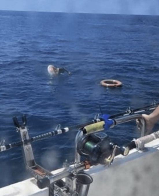 Чоловік заснув у надувному колі та 19 годин плавав у морі – фото