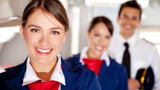 Навіщо стюардеси носять хустку на шиї: справа не лише в красі
