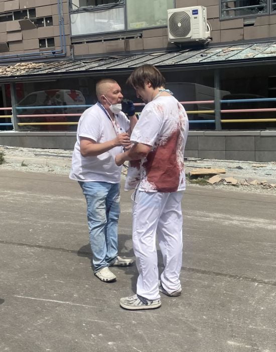 Його фото облетіло всі світові ЗМІ: стало відомо ім'я лікаря з "Охматдиту", який розбирав завали та рятував дітей (фото)