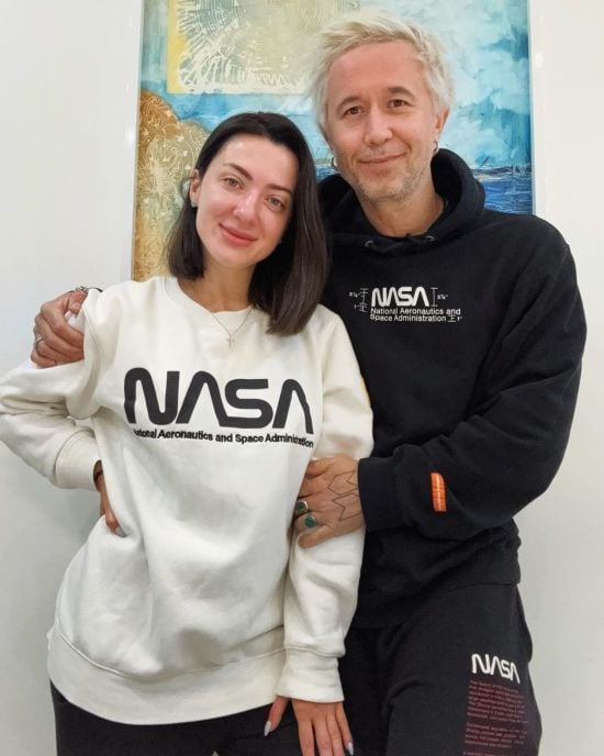 Сергій Бабкін з дружиною повернулися до Харкова й зворушили, як їх зустріли батьки: "Вдома"