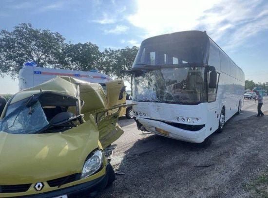 У Молдові автомобіль зіткнувся з пасажирським автобусом, який прямував з Кишинева до Києва: деталі, фото