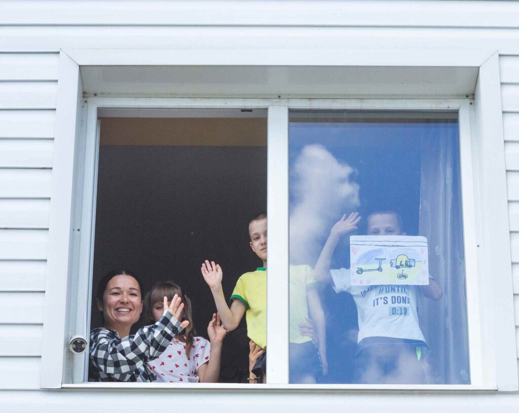 Експертка Юлія Бєляєва разом з учнями придбали багатодітним сім'ям з прифронтової території вже другий будинок за понад 2 000 000 гривень