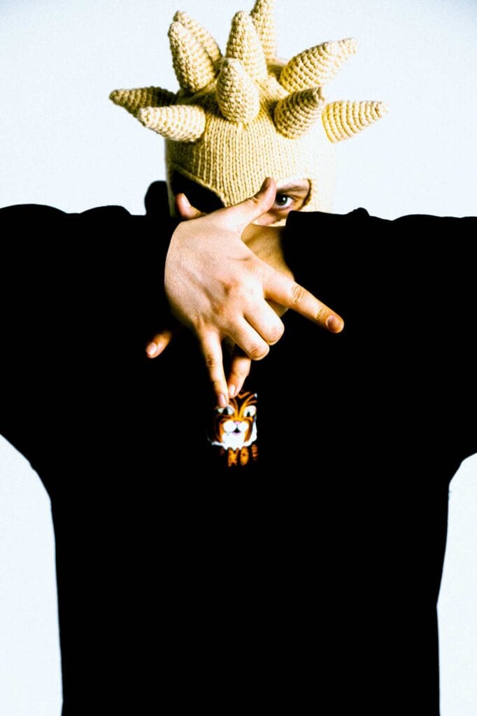 Український співак РАДІОІКОНА запрем’єрив пісню про любовь до життя та поціновування наших кращих часів