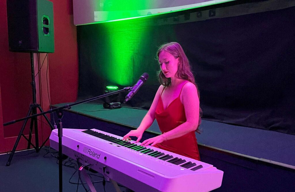 Люсьєна Винокурова презентує романтичну розповідь про кохання “Для нас” Люсьєна Винокурова презентує романтичну розповідь про кохання “Для нас”