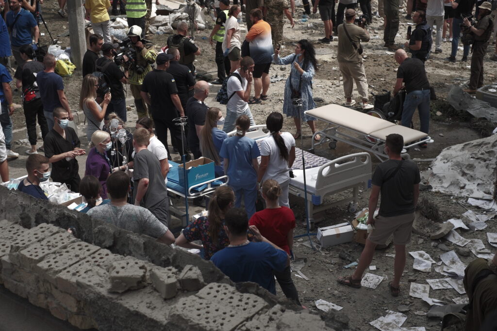 На території дитячої лікарні «Охматдит» завершені аварійно-рятувальні роботи На території дитячої лікарні «Охматдит» завершені аварійно-рятувальні роботи