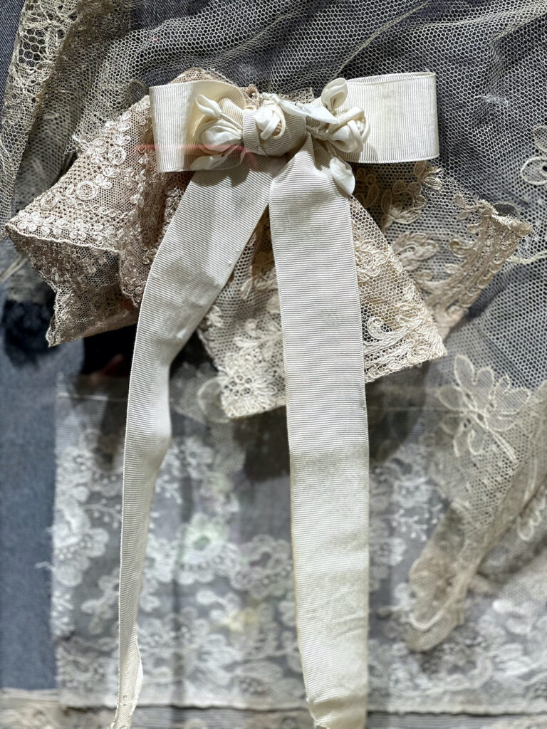 У Києві відкривається виставка «Мереживо часу: світська мода на зламі століть»