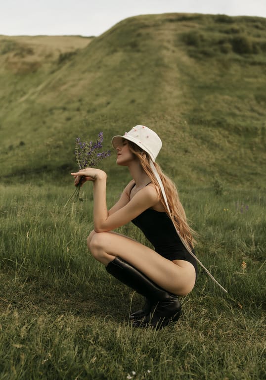 Ковбойська естетика, панама, sailor hat: який капелюшок обрати цього літа