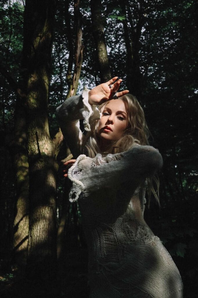 Містичність українських дівчат у новому музичному відео «Дай мені» від pop-dance співачки POLOSKOVA Містичність українських дівчат у новому музичному відео «Дай мені» від pop-dance співачки POLOSKOVA