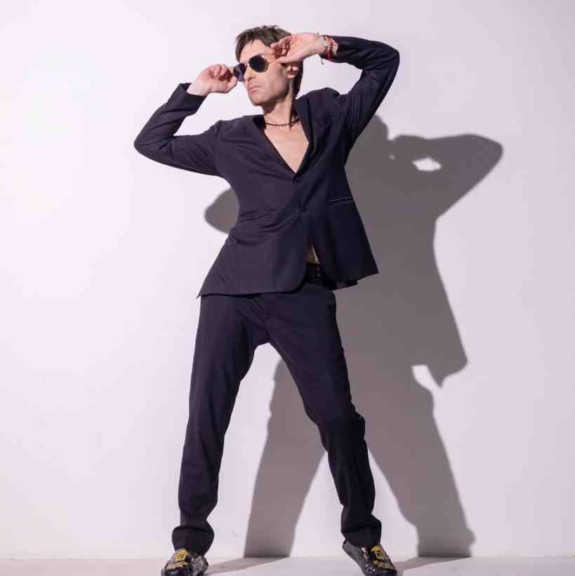 Чоловік говорить: співак EL Кравчук Чоловік говорить: співак EL Кравчук