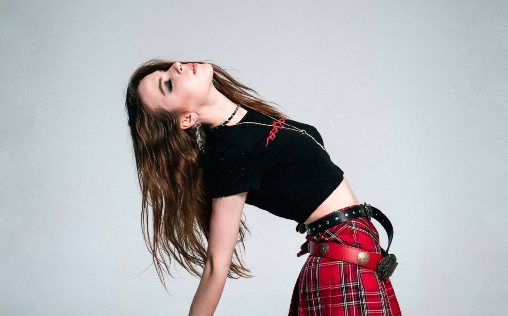 Рок-співачка ESELISHA випустила дебютний реліз, присвячений нещасливому коханню