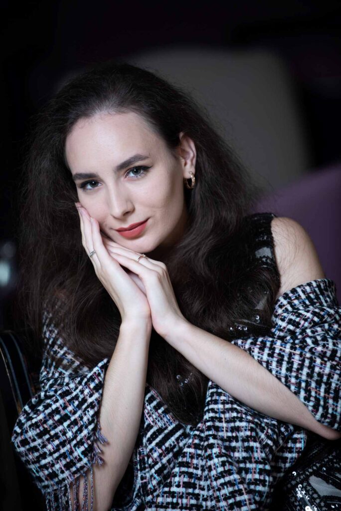 Співачка Карина Волошина презентує мрійливий трек-подорож “Мине” до калейдоскопу життя