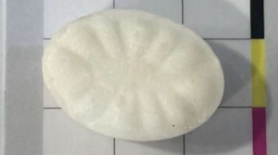 Благодійна організація боротьби з бідністю роздала 400 людям цукерки з метамфетаміном – фото