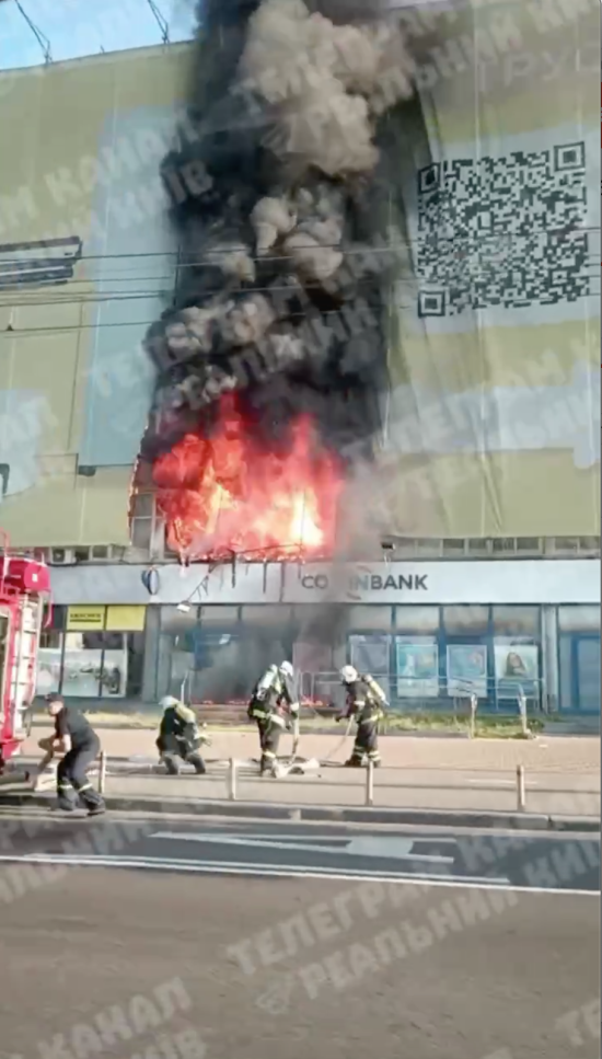 У Києві загорілась будівля біля метро "Почайна" (фото, відео)