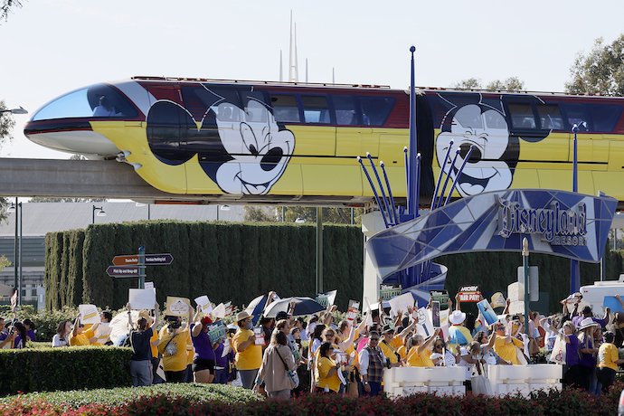 Disney планує інвестувати понад 60 мільярдів доларів у розвиток "Disneyland"