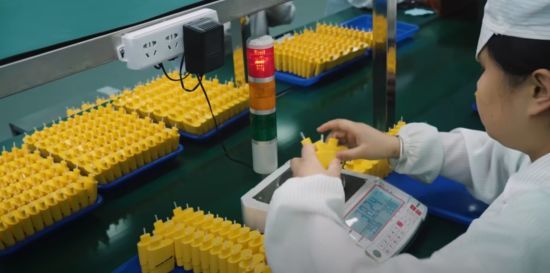 Люди шоковані відео, як тестують вейпи на заводі