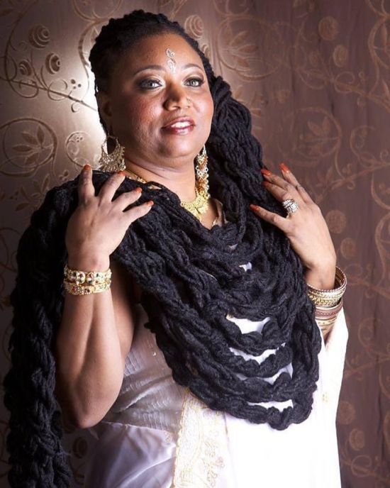 Жінка з найдовшими у світі дредами: який вона має вигляд (фото)