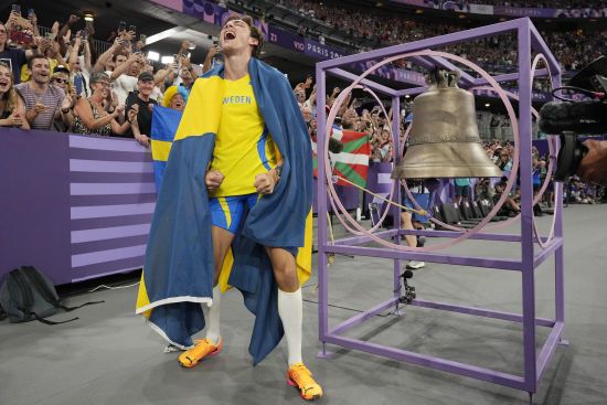 Удев'яте оновив світовий рекорд: Дюплантіс здобув "золото" у стрибках з жердиною на ОІ-2024 (відео)