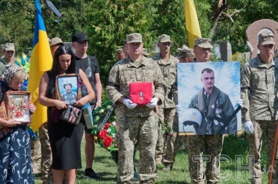 Палаюче піаніно і проліт винищувачів: як в останній політ провели відомого льотчика Олександра Мигулю