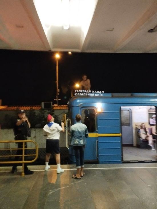 Чоловік зупинив рух поїздів метро у Києві: що він робив на даху вагона