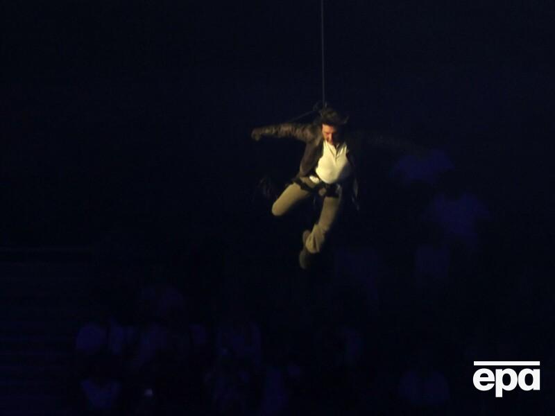 62-річний Том Круз на закритті Олімпійських ігор виконав трюк і спустився на сцену стадіону на тросі. Фото, відео