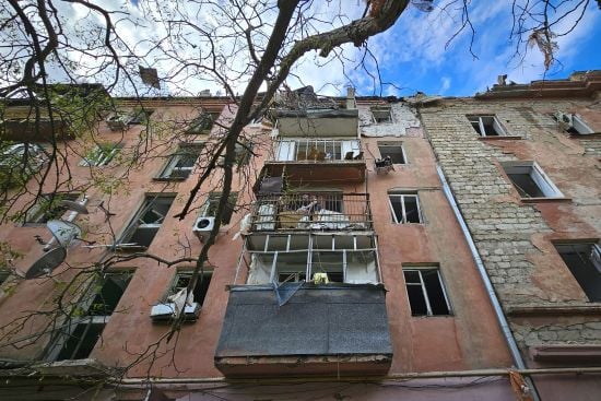 Пекельний ранок у Херсоні: росіяни влучили у будинок та АЗС, є жертви