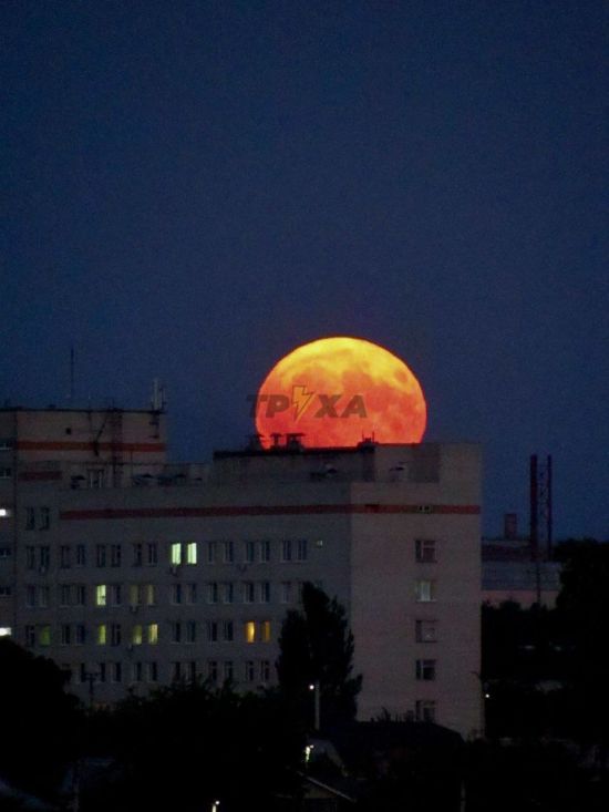 Над Україною зійшов Осетровий місяць: атмосферні фото