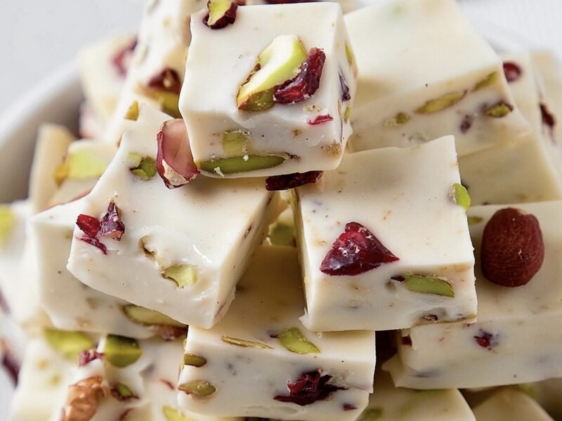 Молочна халва за 15 хвилин, яка за смаком нагадує дуже смачний білий шоколад. Ви здивуєтеся, коли дізнаєтеся, із чого її готують