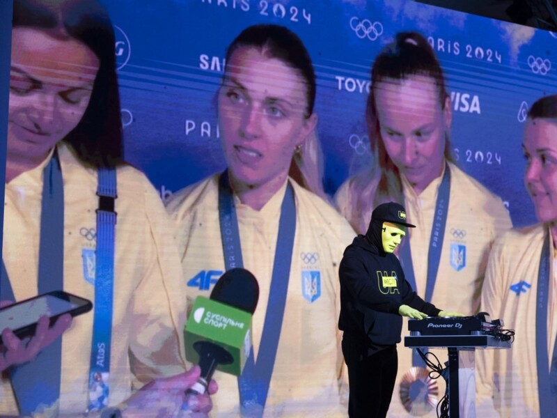 "Реакцію Ольги треба бачити". Спортсмен-нардеп у масці запрем'єрив трек, присвячений Харлан. Відео "Реакцію Ольги треба бачити". Спортсмен-нардеп у масці запрем'єрив трек, присвячений Харлан. Відео