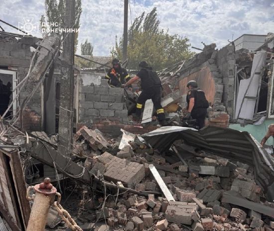 Рятувальники ліквідовують наслідки обстрілу міста Курахове на Донеччині: загинула одна людина (фото)