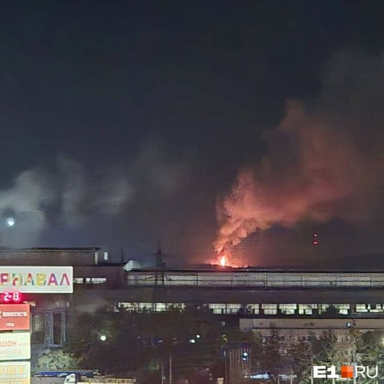 В російському Єкатеринбурзі спалахнула потужна пожежа: дим було видно за кілька кілометрів