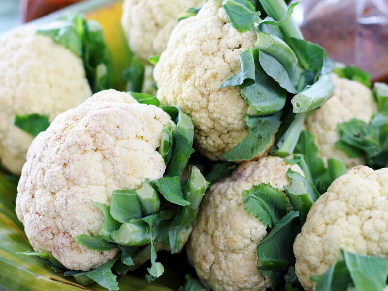 Посипте під цвітною капустою цим натуральним борошном і здивуєтеся, які великі й щільні голівки виростуть. Секрет від садівниці з Америки