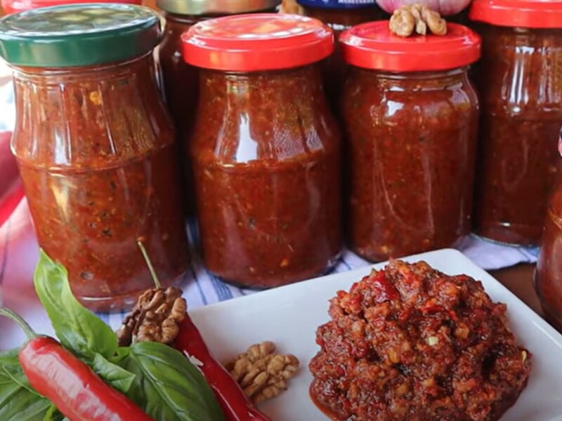 Подрібніть це в кавомолці – й аджика вийде гострою й ароматною. Рецепт, перевірений роками