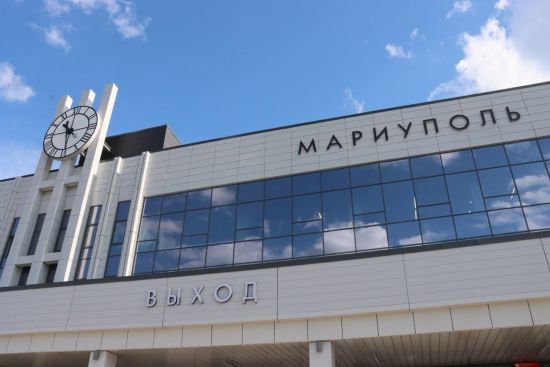 Цинічно зруйнували, показово "відновили": окупанти відкрили залізничний вокзал в Маріуполі (фото)