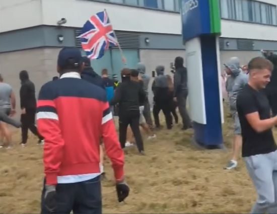 У Британії ультраправі активісти намагалися спалити готель, де жили мігранти (відео)