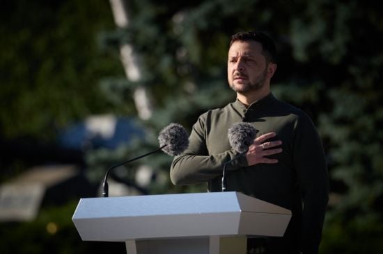 "Не дамо спокою триколорам окупанта": Зеленський привітав українців з Днем Прапора