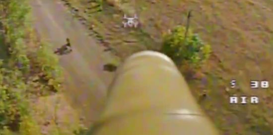 Без шансів: українські бійці показали роботу дрона проти окупанта на мотоциклі (відео)