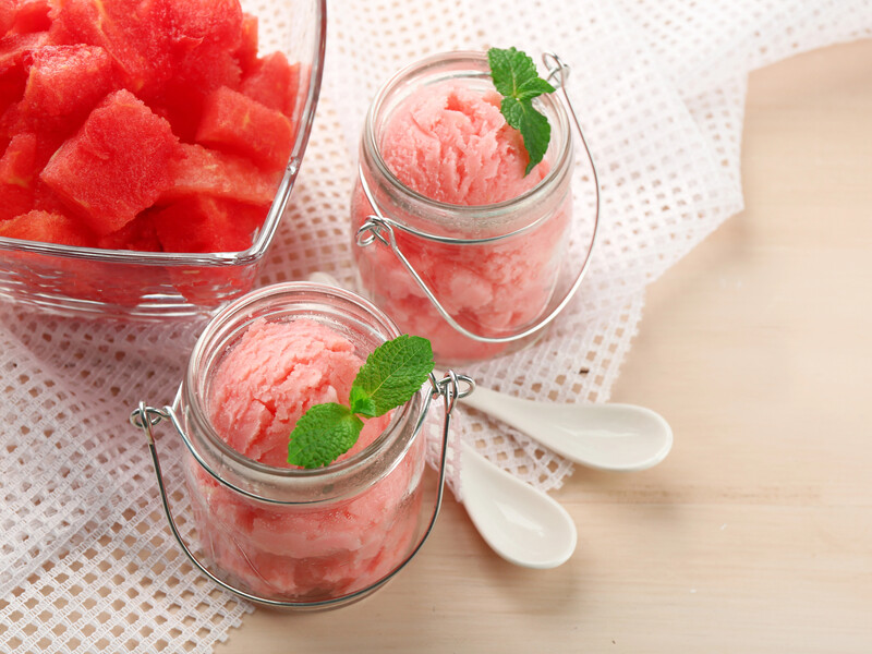 "І діти, і дорослі будуть їсти із задоволенням". Рецепт морозива з кавуна