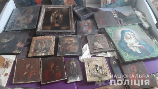 Що робити з непотрібними церковним календарем та іконками: відповідь священика 