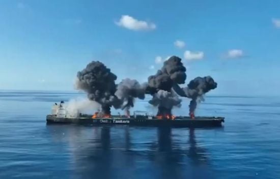 У Червоному морі хусіти підірвали грецький танкер: горить 150 тисяч тонн сирої нафти