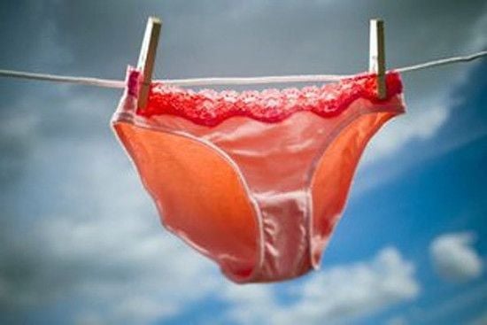 Жінка спантеличила заявою, що її донька завагітніла, одягнувши куплену в Інтернеті білизну