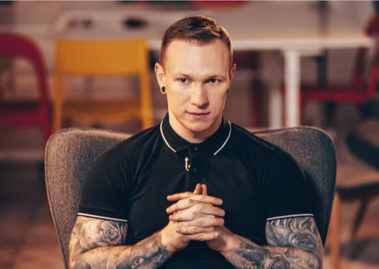 Скандальний Спартак Суббота втік з України під час війни і отримує статус біженця – блогер