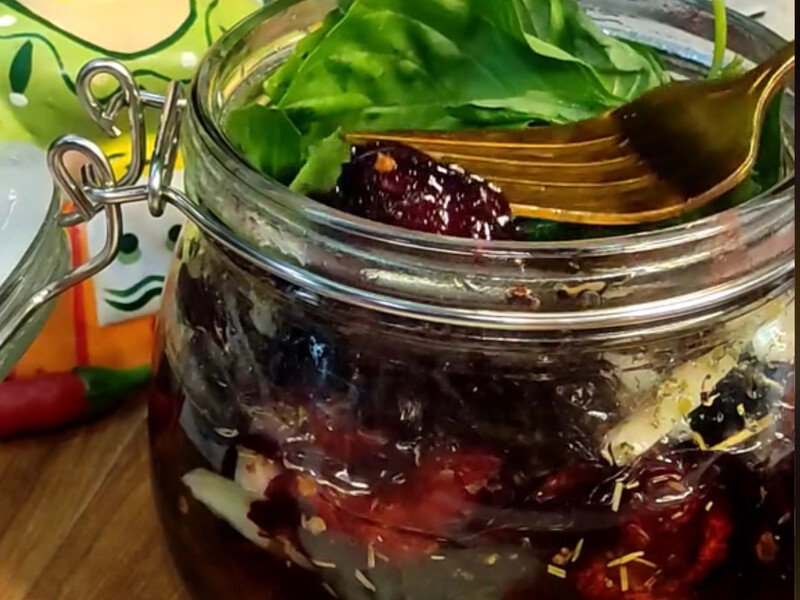 "В'ялені сливи – це, виявляється, так смачно!" Відеорецепт в'ялених слив в олії з пряними травами