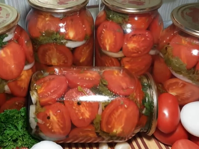 "У цьому році планую закрити не менше ніж 20 банок". Покладіть на дно банки цю суміш трав – і вийдуть найсмачніші помідори половинками