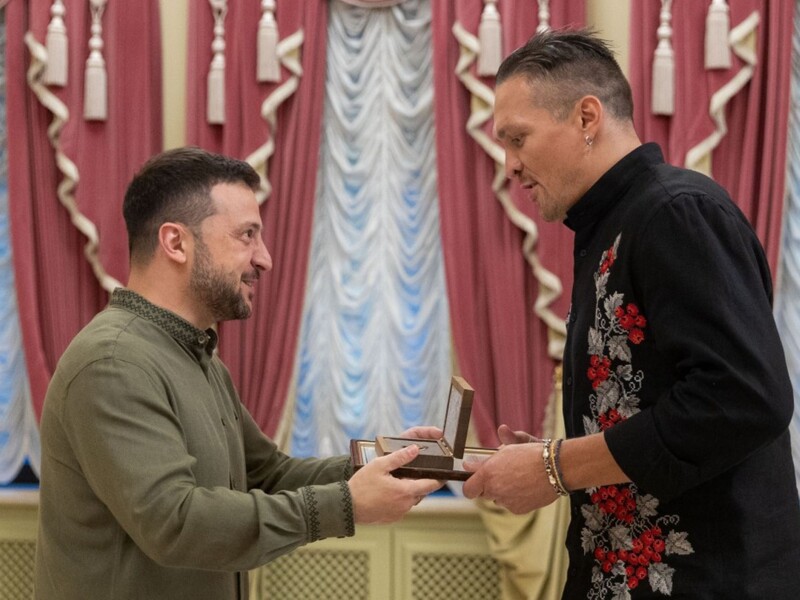 Зеленський та Усик на церемонії вручення премії "Національна легенда України" з'явилися у вишиванках від українського бренда. Фото