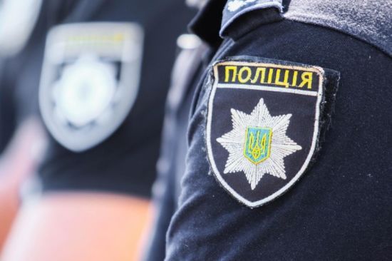 У Києві знайшли закривавленого чоловіка у вбиральні громадського туалету — подробиці